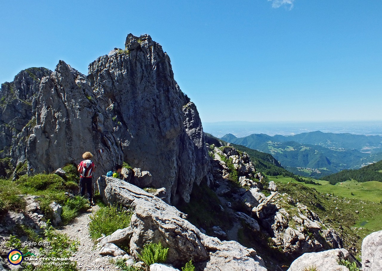 30 Con vista verso bassa Val Serina, Val Brembana, pianura.JPG